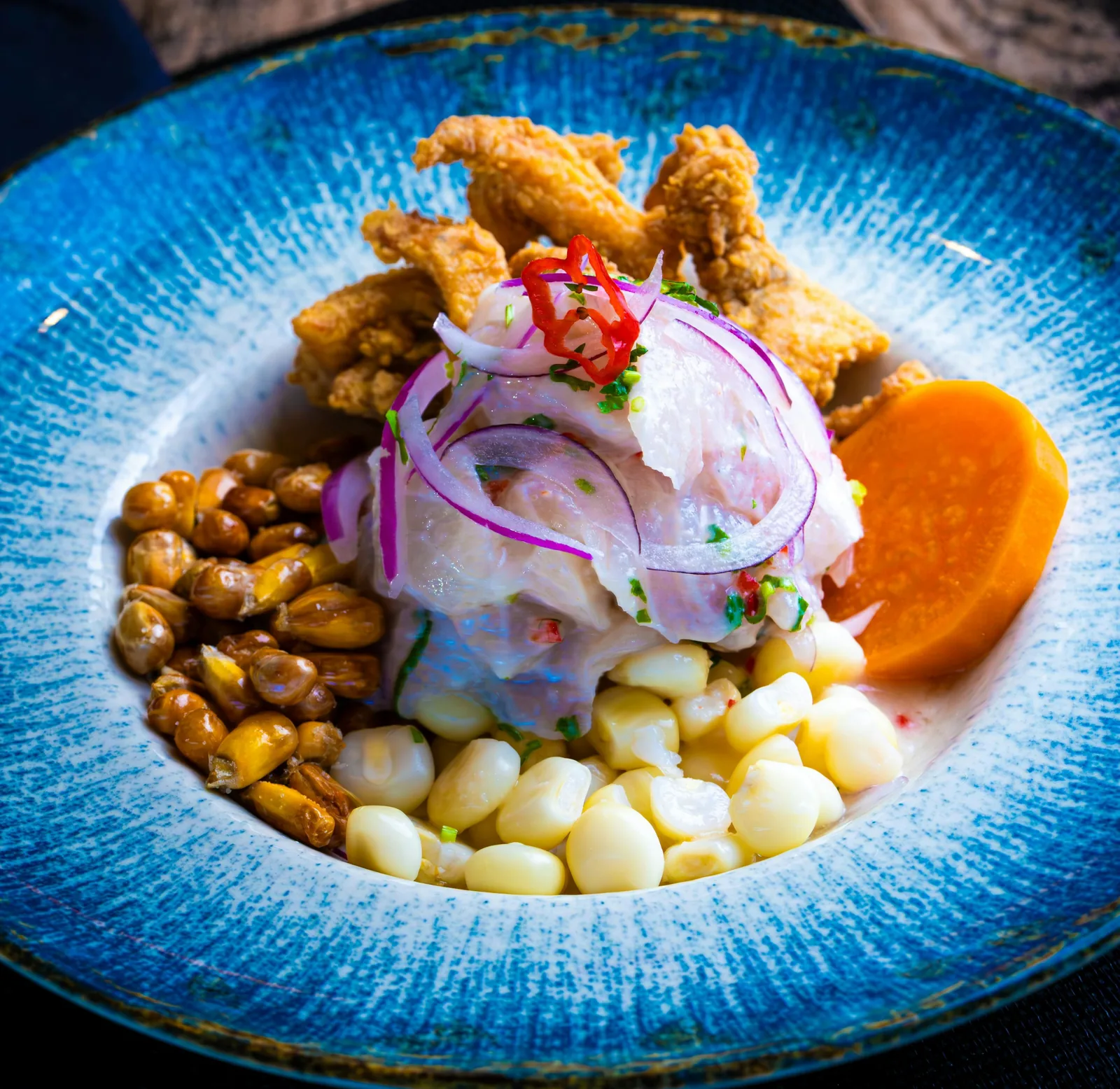 Ceviche Costa Mar con pescado, cebolla morada y limón